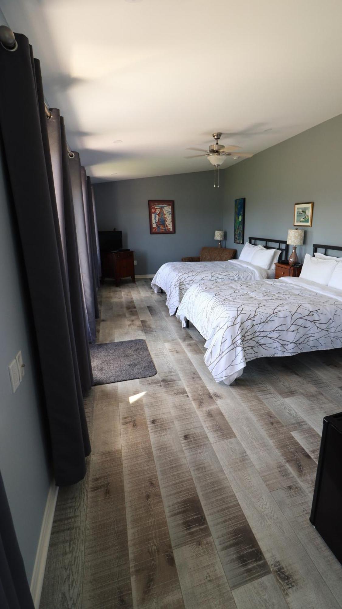 Seawind Landing Country Inn Larry's River Room photo